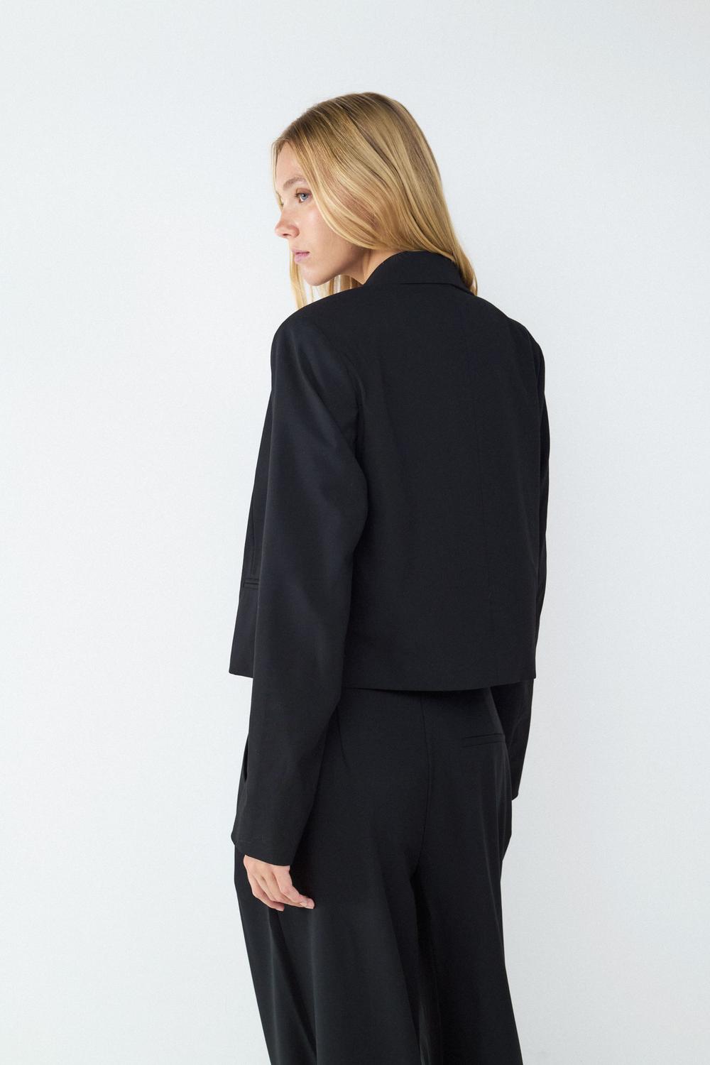 model_shot-back